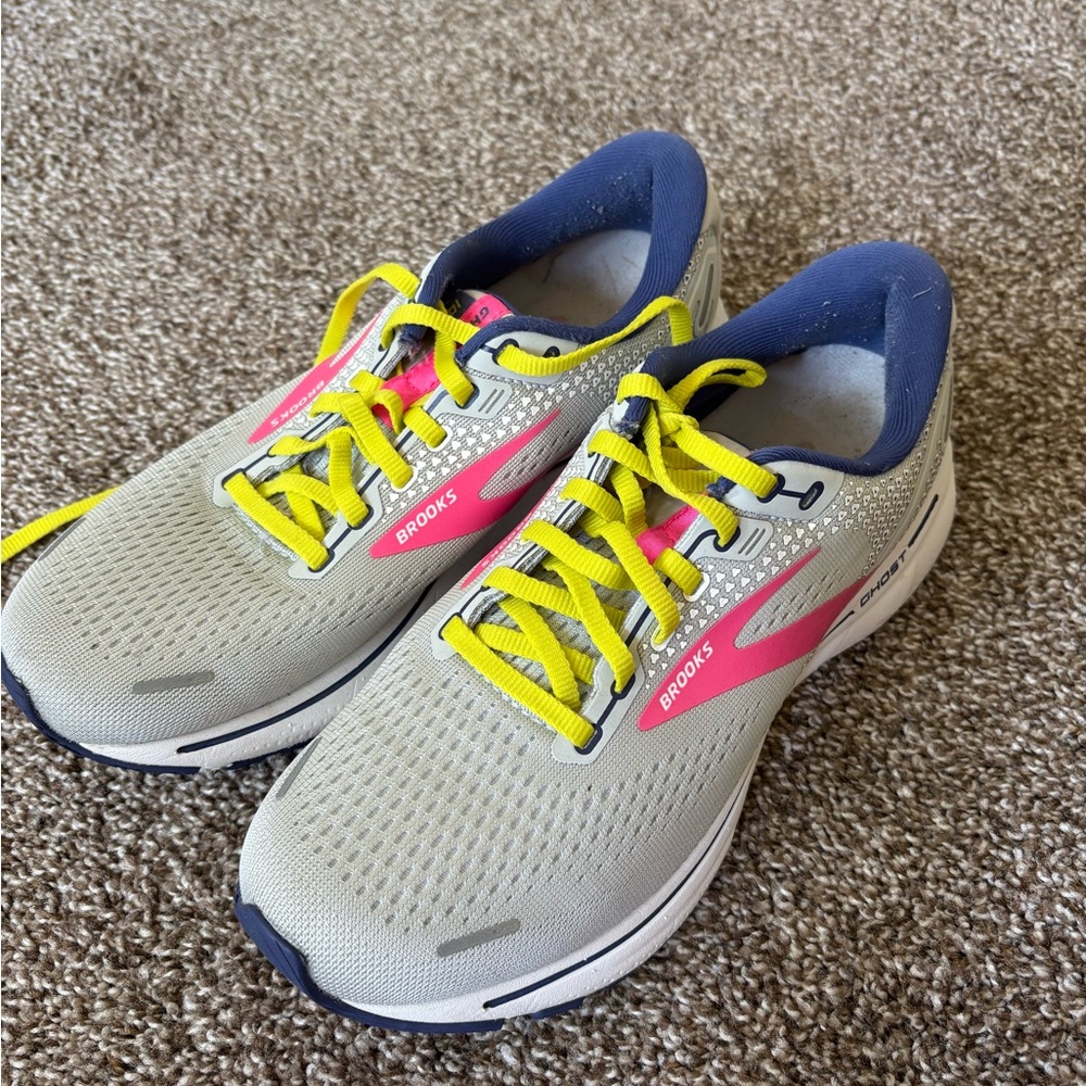 Brooks Gray Running Shoes with Pink and Yellow Highlights - W 8.5 - brand new!!